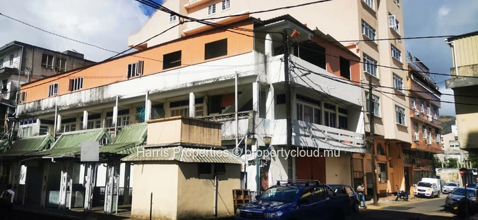 Bâtiment commercial de 10 000 p2 à vendre à la rue Remy Ollier, Port Louis