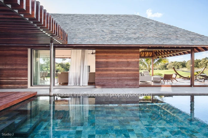Élégance architecturale et nature préservée : une villa d'exception à Anahita Beau Champ