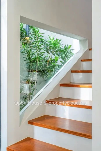 Local Market - Stunning 3-Bedroom Balinese Villa in Pereybere Area, Deco Pack included.