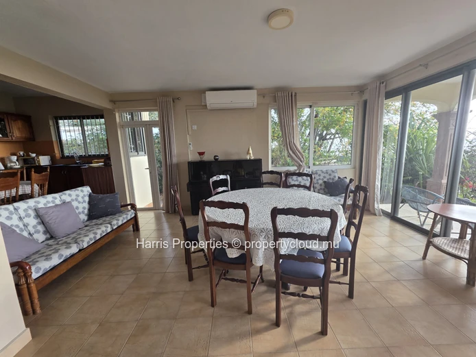 Magnifique appartement de style rustique situé au rez-de-chaussée, à louer à Pointe aux Piments