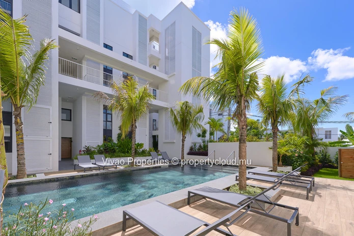 Accessible to foreigners, duplex apartment for sale in Pointe aux Canonniers, 142m², 3 bedrooms, communal pool, garde...