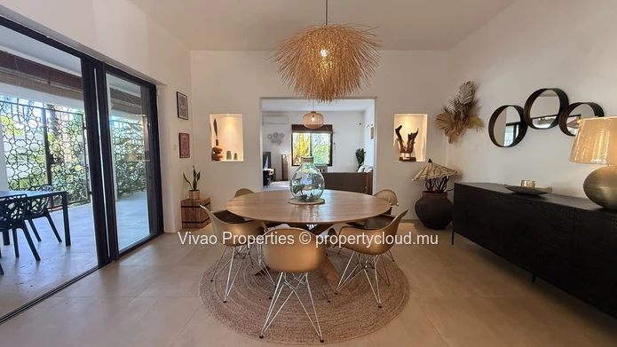 Maison principale spacieuse et élégante de 4 chambres meublée + maison d'amis de 2 chambres avec piscine privée à Per...