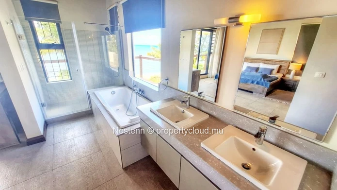 Elegant 4 bedroom seafront villa