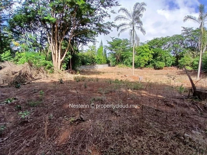 SUPERB BUILDING PLOT OF 1,790 m² IN PAMPLEMOUSSES