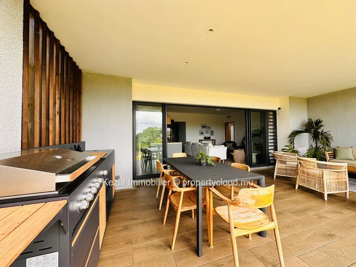 Contemporary Seafront Apartment
