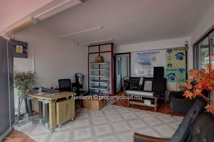 Spacious office on the 1st floor, offering peace and quiet and optimal working conditions.