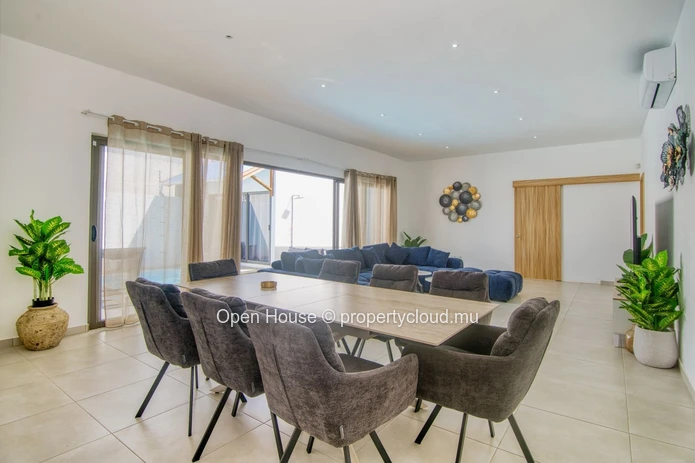 A VENDRE - Marché local - maison entièrement meublée  - Grand Baie, 160m², terrain 380m², 5 chambres, piscine privée,...