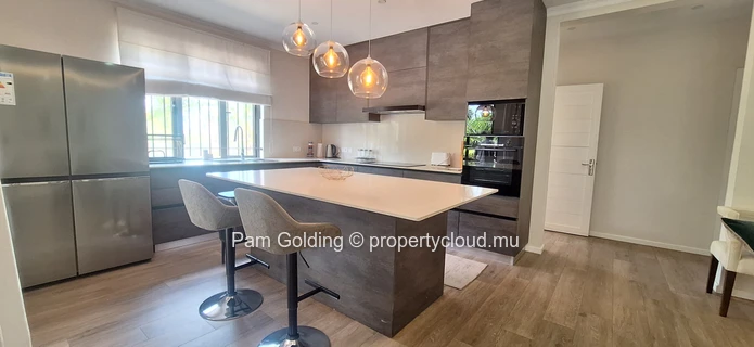 Appartement meublé au rez-de-chaussée avec jardin privé