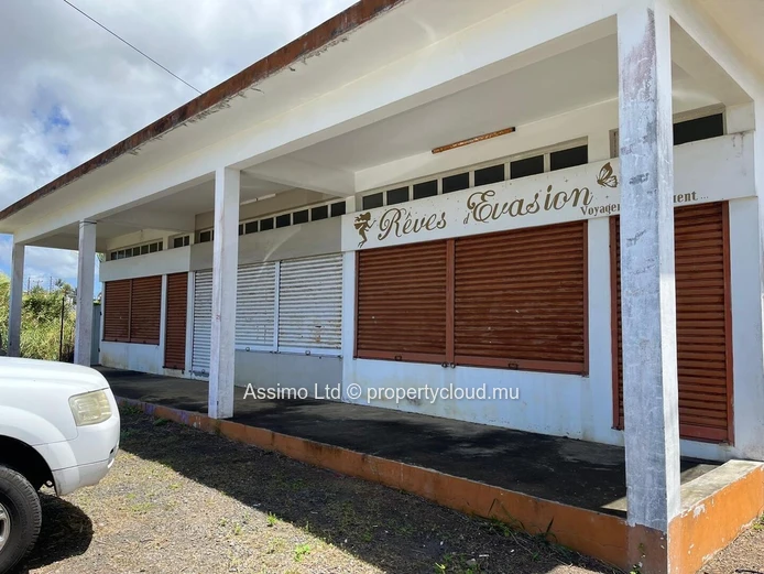 Commercial space for sale in L'Escalier, 165m² livable on a 2,122m² plot, with parking and yard. Concrete constructio...