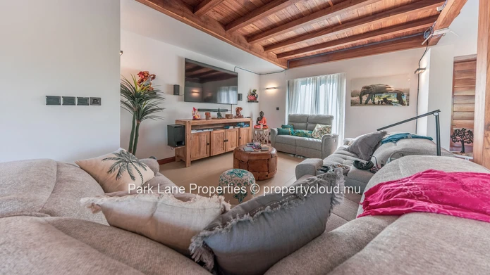 Charmante maison familiale au pied de la montagne avec un jardin tropical luxuriant et des vues spectaculaires