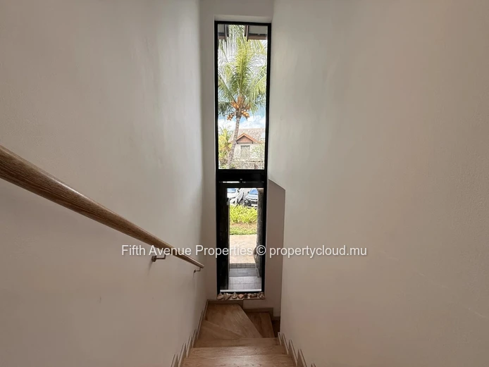 Élégant duplex en bord de canal avec piscine privée et point d'amarrage, La Balise Marina