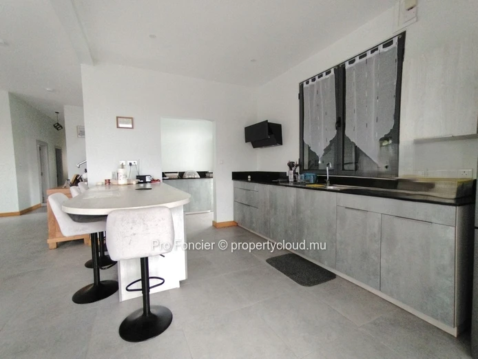 Maison à vendre à Bel Ombre – Belle maison à étage, vendue meublée, dans un environnement calme et paisible
