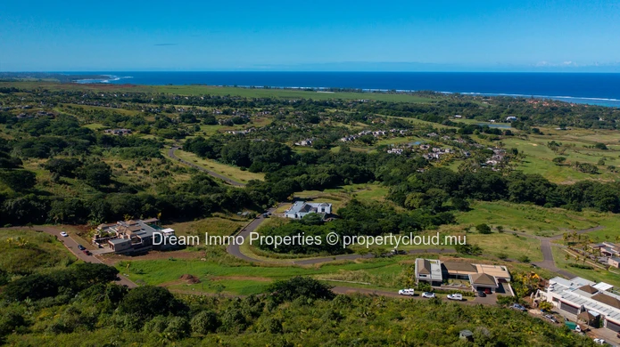 Sumptuous plot with breathtaking lagoon views in one of the most prestigious golf estates in Mauritius