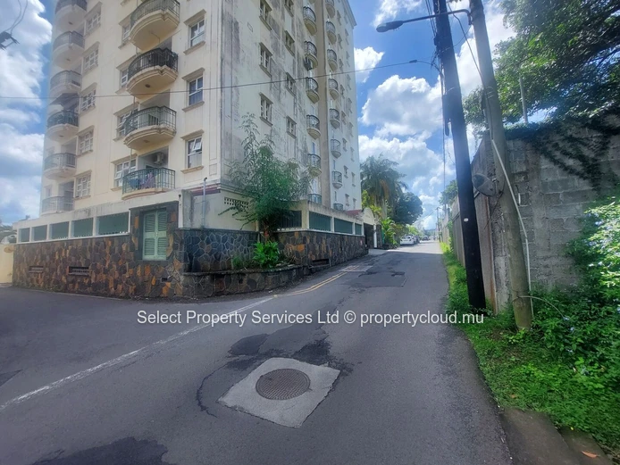 À Vendre : Spacieux Appartement au Centre de Quatre Bornes à Rs