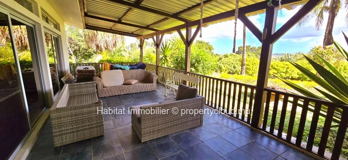 HOUSE TO RENOVATE This house of 250m2 on a plot of land of 888 toises is located in a highly residential area in Flor...