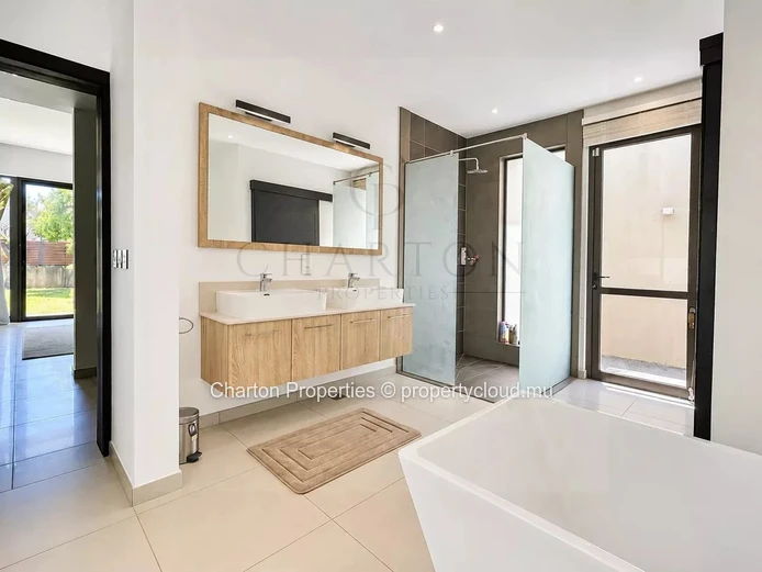 Villa contemporaine de 3 chambres avec vaste jardin paysager et piscine privée au cœur du Nord de l'Île Maurice