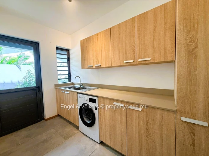 Luxury 4 bedroom Villa with garden and swimming pool for rent in Moka