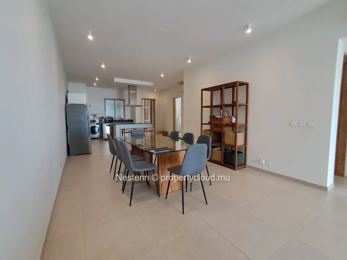 Modern duplex apartment with sea view and beach access