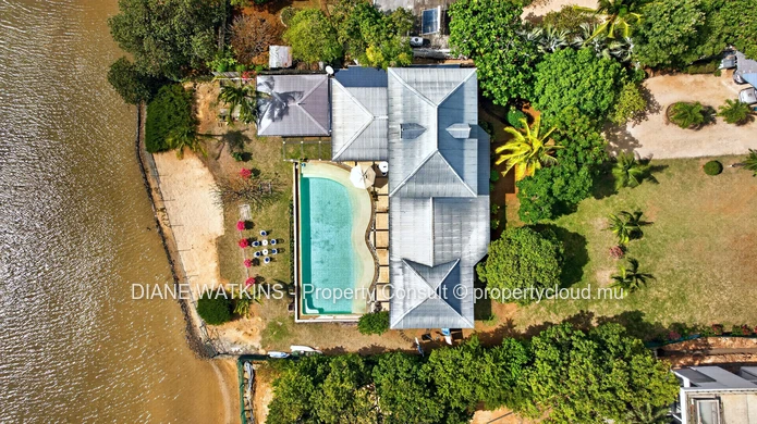 An Exceptional Waterfront Estate on Îlot Fortier
