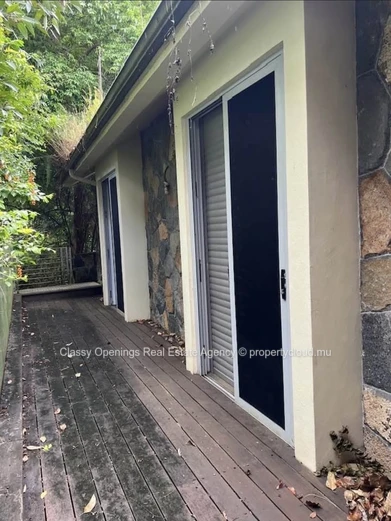 Villa 4 ch à Moka — vaste jardin, intérieur moderne