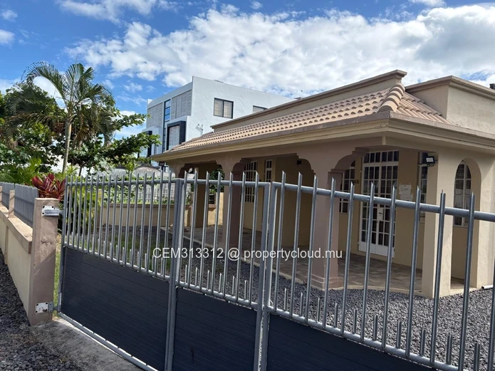  12 Perches Land with Villa for Sale – Pereybere 