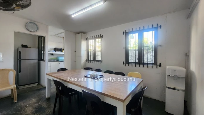 Spacious duplex office of 200 m² close to amenities