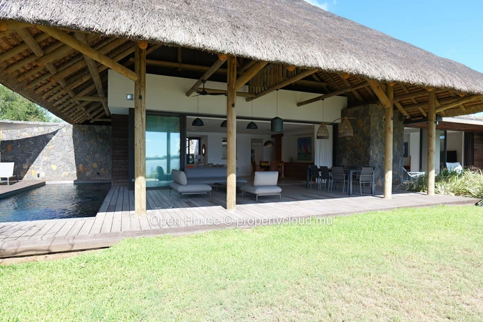 Villa pieds dans l'eau de 280 m² à vendre à Rivière Noire