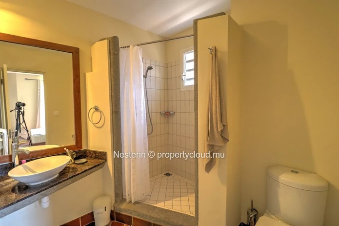 Duplex moderne de 2 chambres avec vue sur la rivière, à proximité des écoles et des commodités