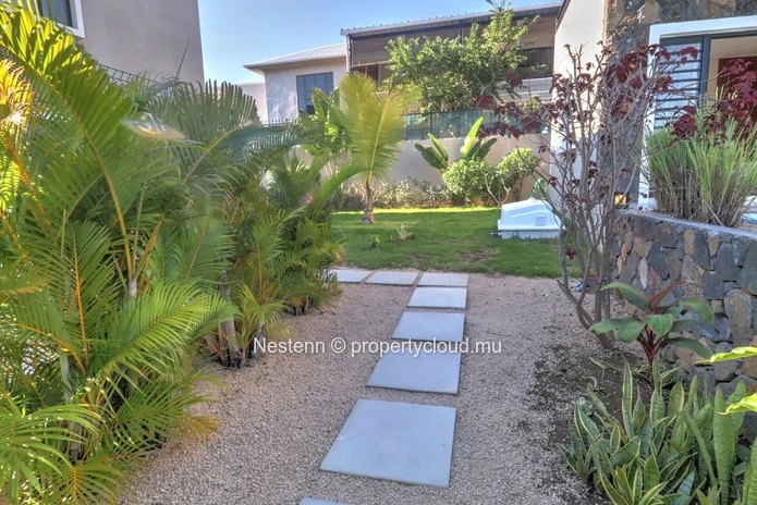 Découvrez cette Magnifique Maison Neuve avec Piscine Privée