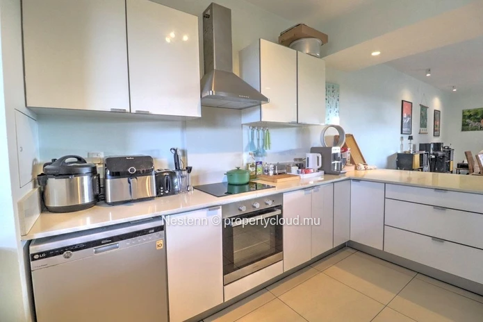 Modern and well-designed 3-bedroom penthouse a few minutes walk from the beach