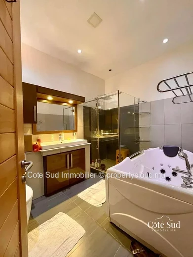 Modern furnished house for sale in Roche Brunes