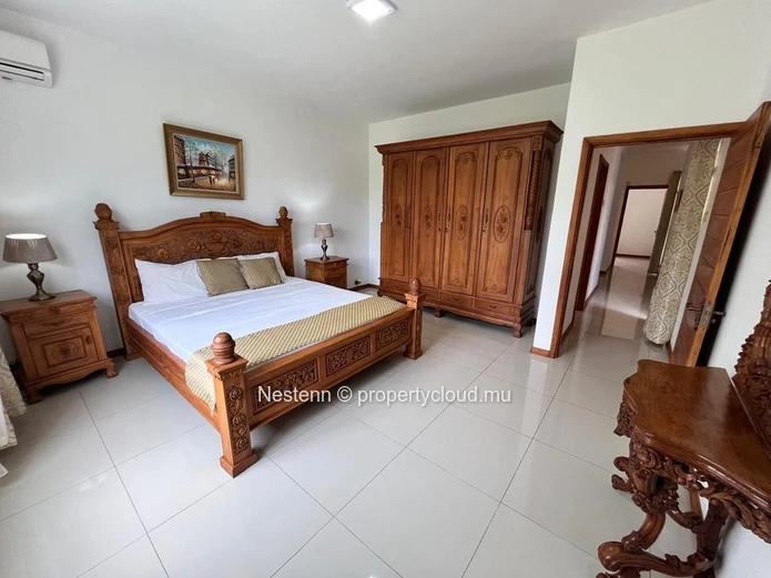 Charmante maison de ville de 3 chambres avec piscine privée et équipements modernes