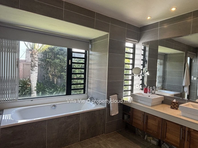 Calodyne - Elegant 4-bedroom home with swimming pool and garden
