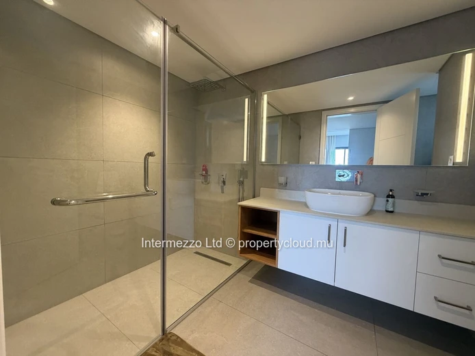 Pereybere | New 144 m² Apartment with Pool, Walk to Beach