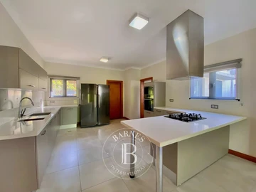 6 Bedroom Villa