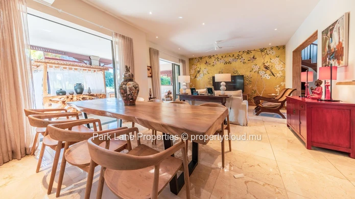 Exquise Villa Tropicale Nichée dans un Domaine de Golf Prestigieux
