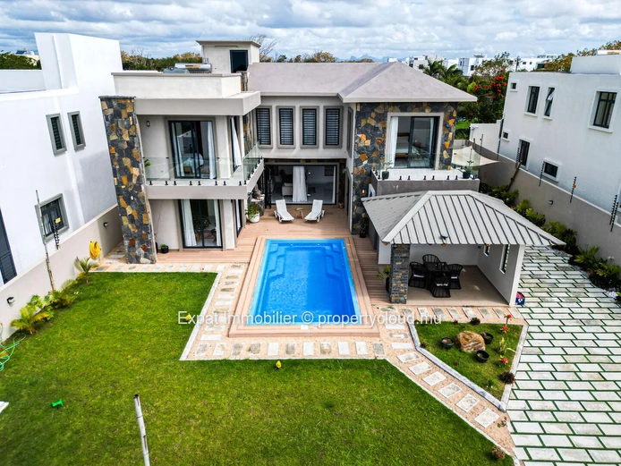 Exceptional Villa With Generous Spaces – Péreybère