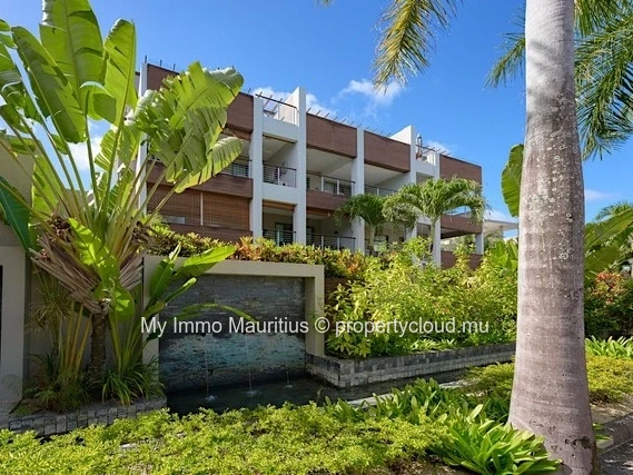 3-Bedroom Apartment with En-Suite Bathrooms, 1 Minute from the Beach