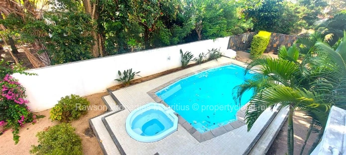 Appartement Spacieux A Vendre Proche Plage A Riviere Noire