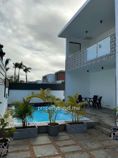 À LOUER – Superbe villa moderne avec piscine chauffée et couverte à Calodyne ?? Villa neuve de 200 m² – 3 chambres + ...