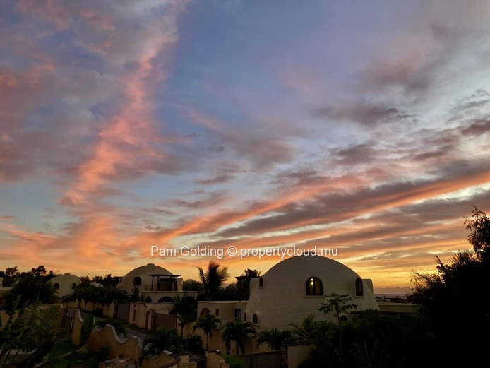 Villa dôme unique à Albion – Terrasse avec vue mer, piscine et jardin tropical