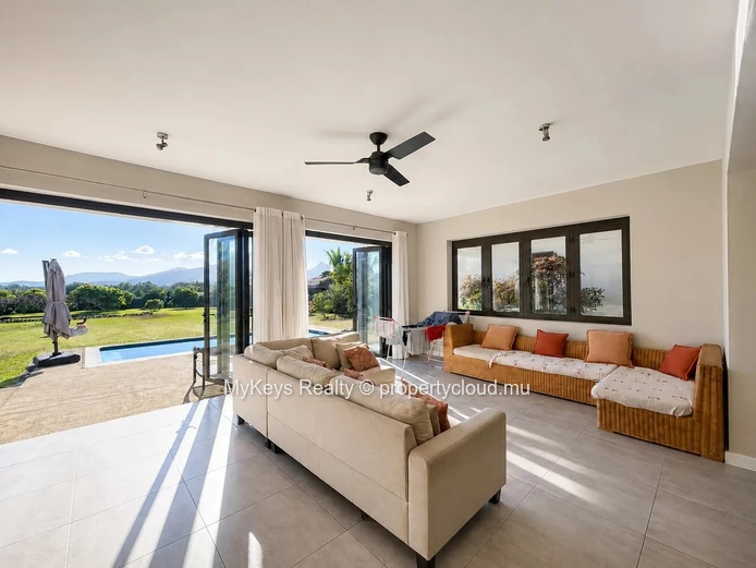 Panoramic Mountain Views - Expansive Landscaped Grounds - Absolute Privacy - Pet Friendly