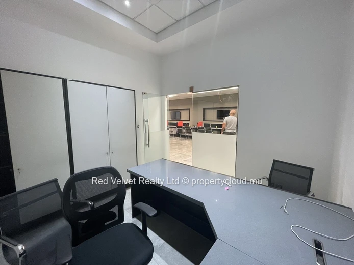 Espace commercial de 3 000 pieds carrés au rez-de-chaussée avec stationnement – Quatre Bornes