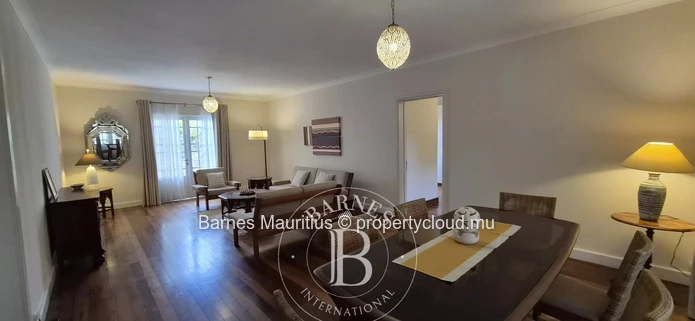 QUATRE BORNES - Maison et bureau jumelés à vendre - 450 m²