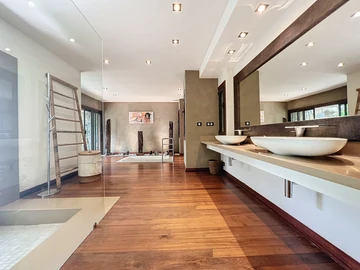 6 Bedroom House