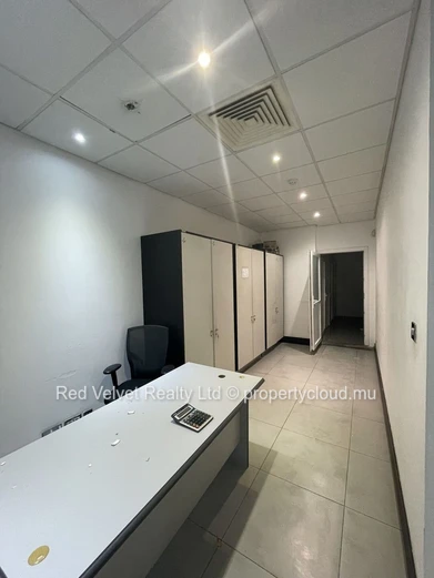 Espace commercial de 3 000 pieds carrés au rez-de-chaussée avec stationnement – Quatre Bornes