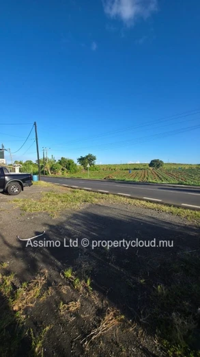 Commercial space for sale in L'Escalier, 165m² livable on a 2,122m² plot, with parking and yard. Concrete constructio...