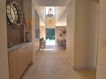 3-bedroom villa with private pool, jacuzzi, sea access, and close to golf