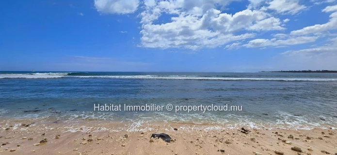 This unfurnished beachfront property on a leasehold land of 1,430 m² (376 toises / 33 perches) located in Tamarin off...
