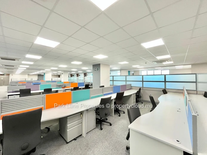 Bureau meublé de 998 m² prêt à être occupé à Ebene